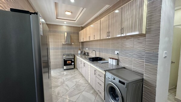 Apartamento, balcón, vistas a la ciudad | Espacio para trabajar con un portátil y tabla de planchar con plancha