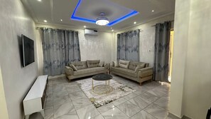 アパートメント バルコニー シティビュー | ノートパソコン用作業スペース、アイロン / アイロン台