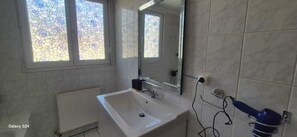 เบสิกอพาร์ทเมนท์ | ห้องน้ำ | ฝักบัวในอ่างอาบน้ำ, ของใช้ในห้องน้ำฟรี, ไดร์เป่าผม, ผ้าเช็ดตัว