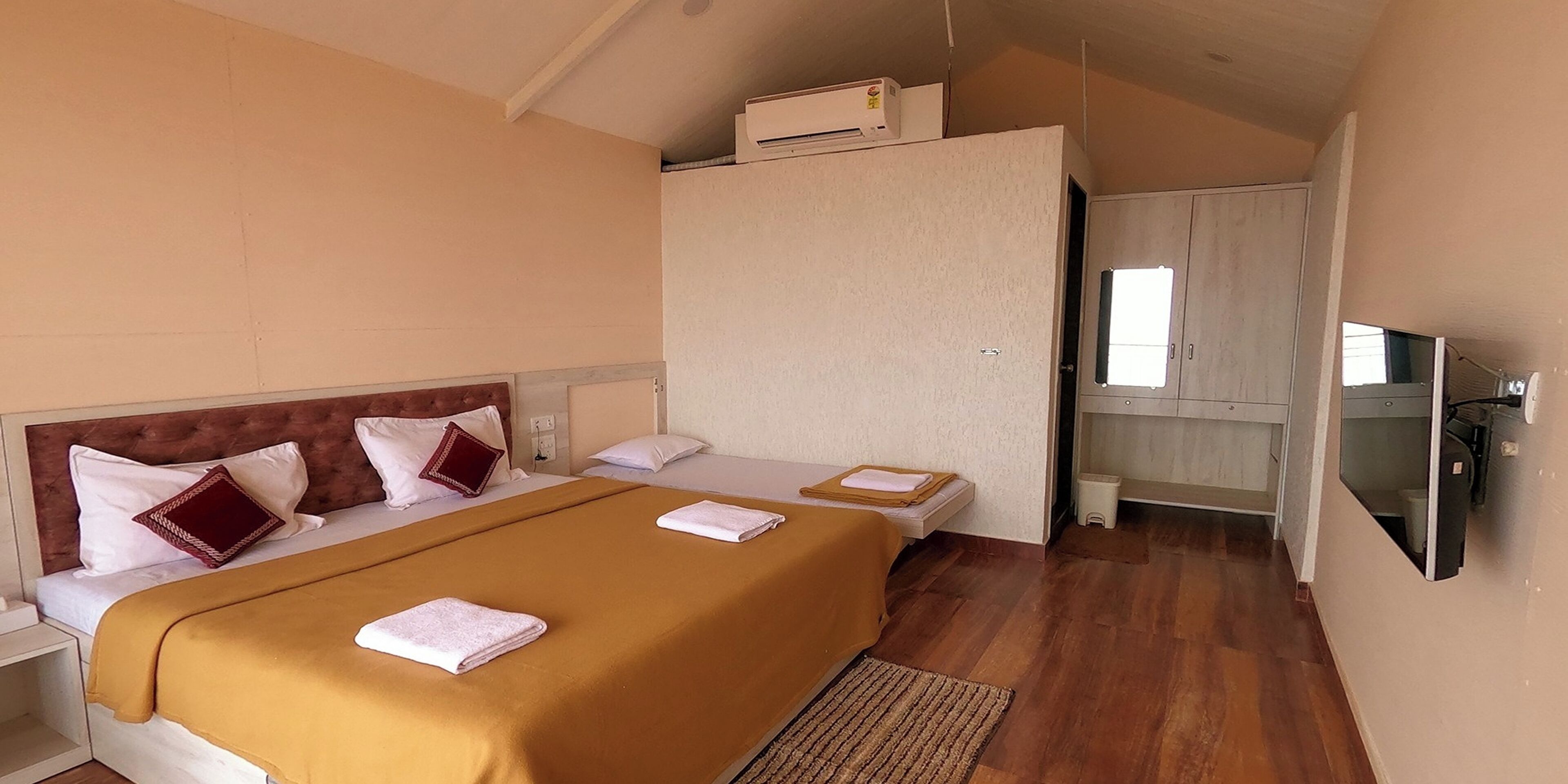 Desk, free WiFi, bed sheets