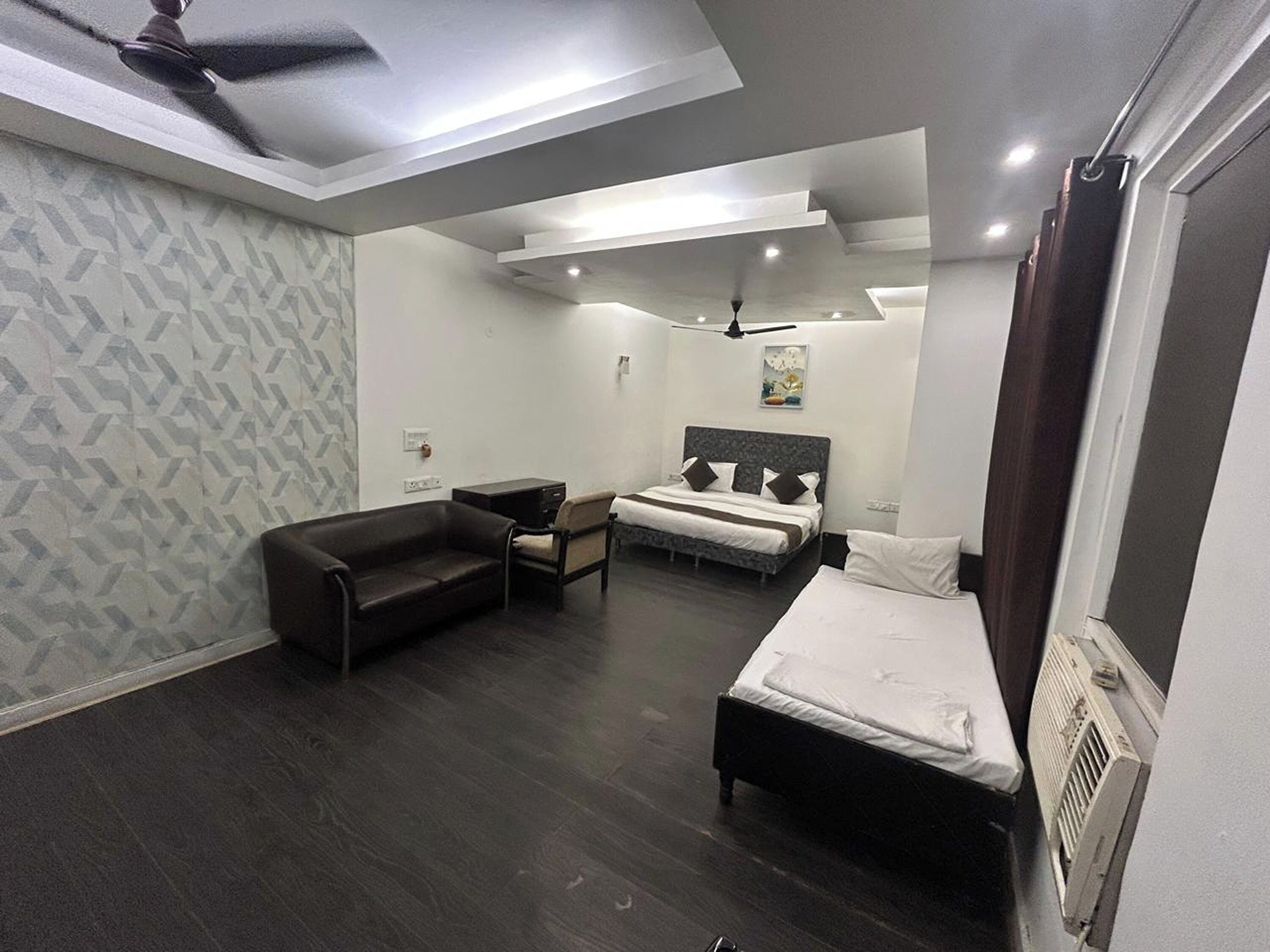 Quarto luxo | Escrivaninha, ferros/tábuas de passar roupa, Wi-Fi de cortesia