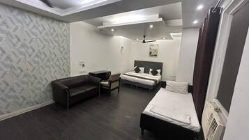 Quarto luxo | Escrivaninha, ferros/tábuas de passar roupa, Wi-Fi de cortesia