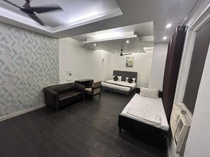 Quarto luxo | Escrivaninha, ferros/tábuas de passar roupa, Wi-Fi de cortesia