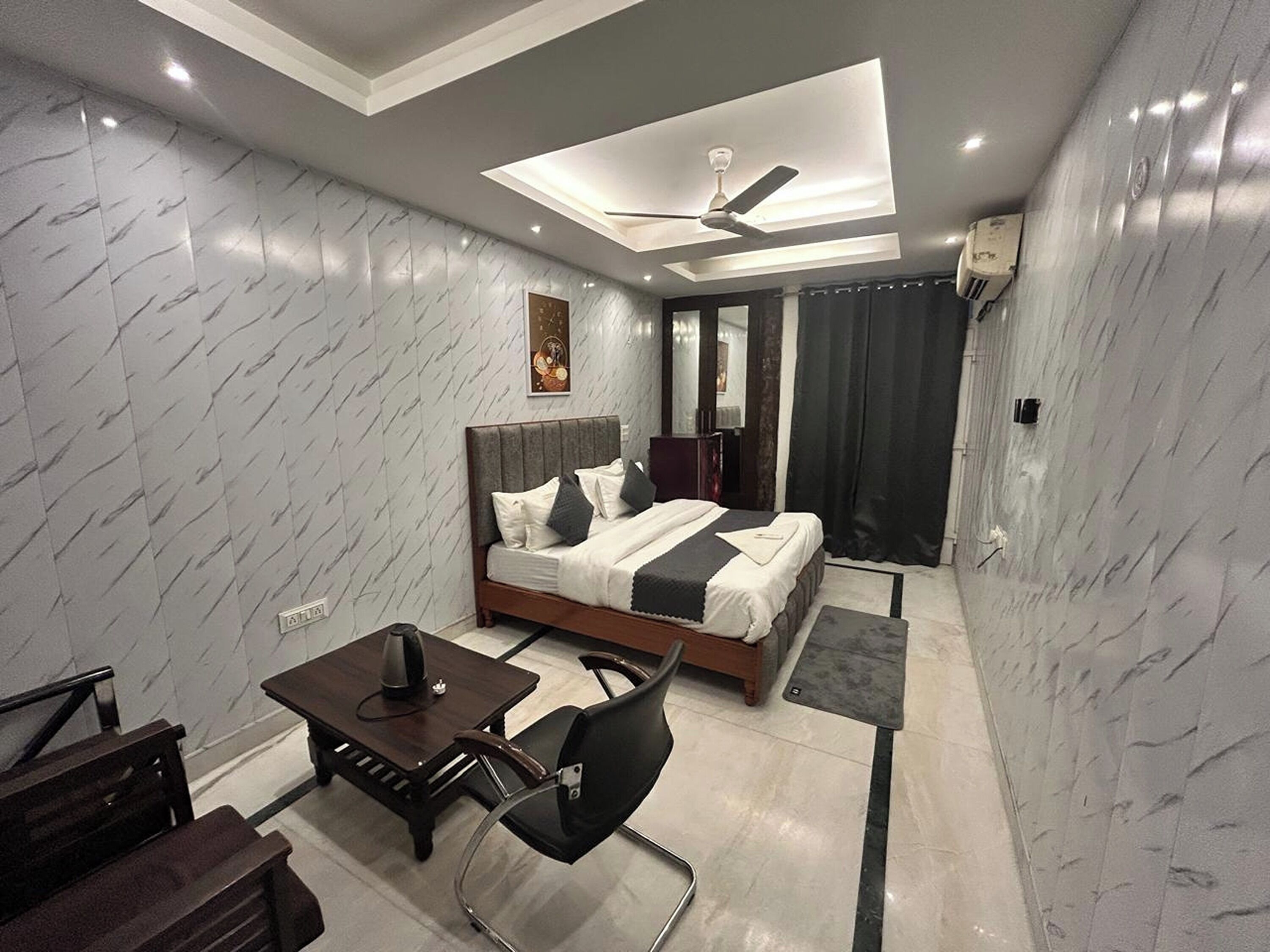 Habitación clásica | Escritorio, tabla de planchar con plancha, wifi gratis y ropa de cama 