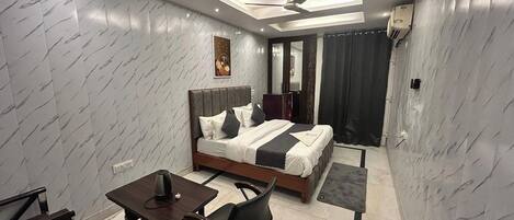 Habitación clásica | Escritorio, tabla de planchar con plancha, wifi gratis y ropa de cama