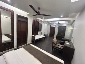 Quarto luxo | Escrivaninha, ferros/tábuas de passar roupa, Wi-Fi de cortesia