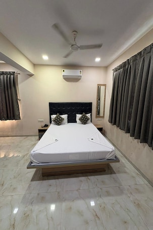 Escritorio, wifi gratis y ropa de cama . Hotel Stay Inn Rabale