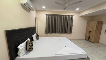 Habitación Deluxe | Escritorio, wifi gratis, ropa de cama