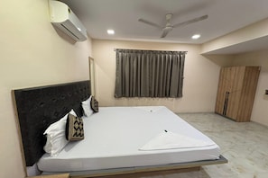 Desk, free WiFi, bed sheets - Hotel Stay Inn Rabale (Navi Mumbai)