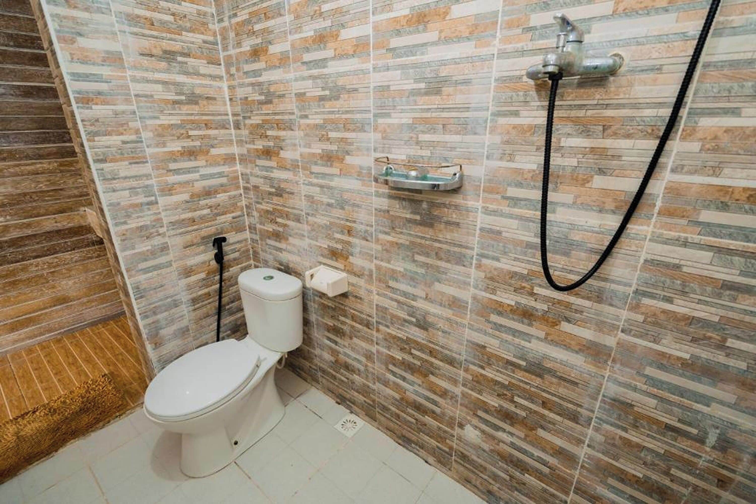 Shower, rainfall showerhead, free toiletries, towels