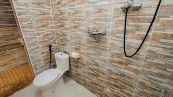 Shower, rainfall showerhead, free toiletries, towels