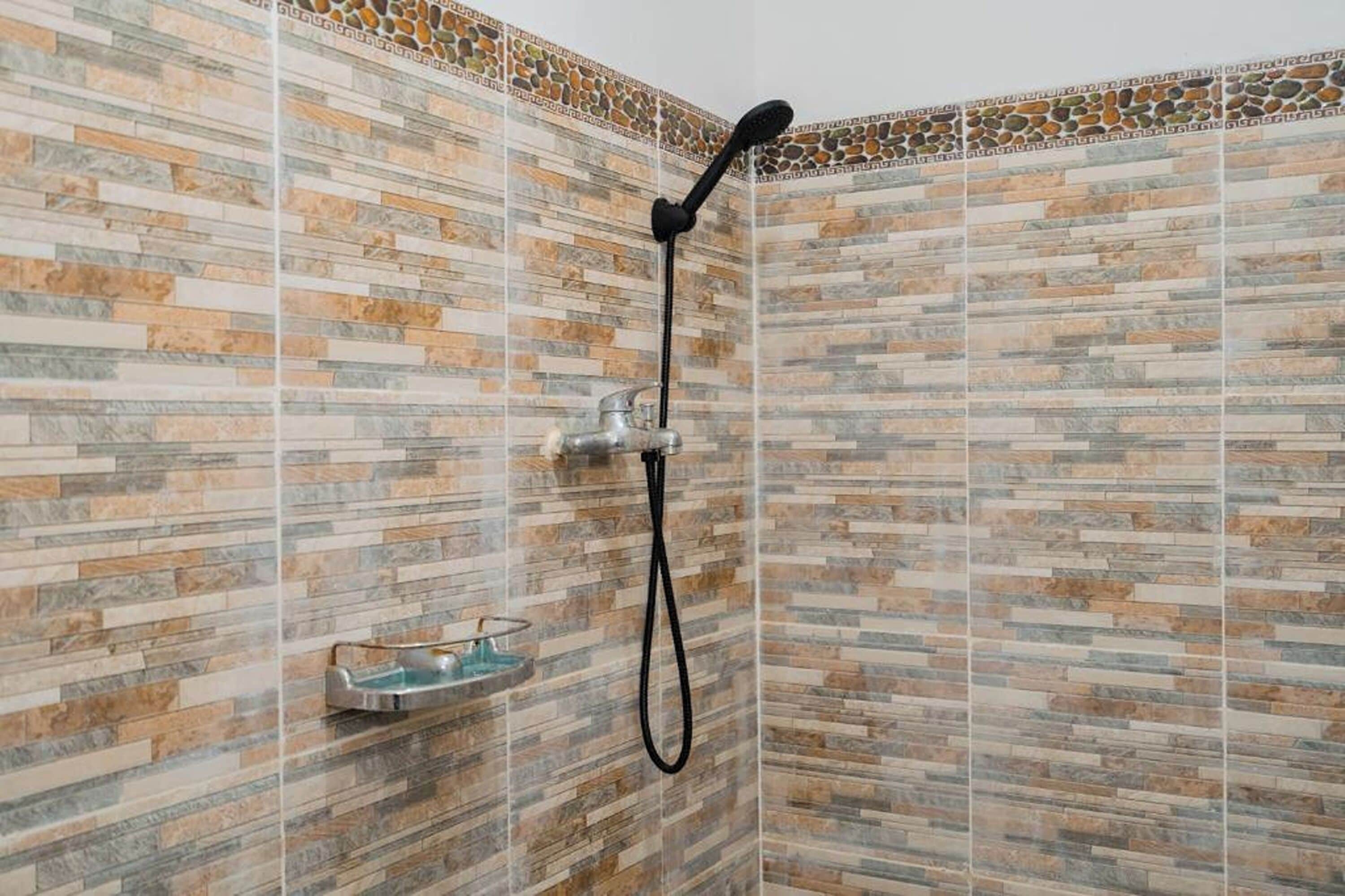 Dusche, Regendusche, kostenlose Toilettenartikel, Handtücher