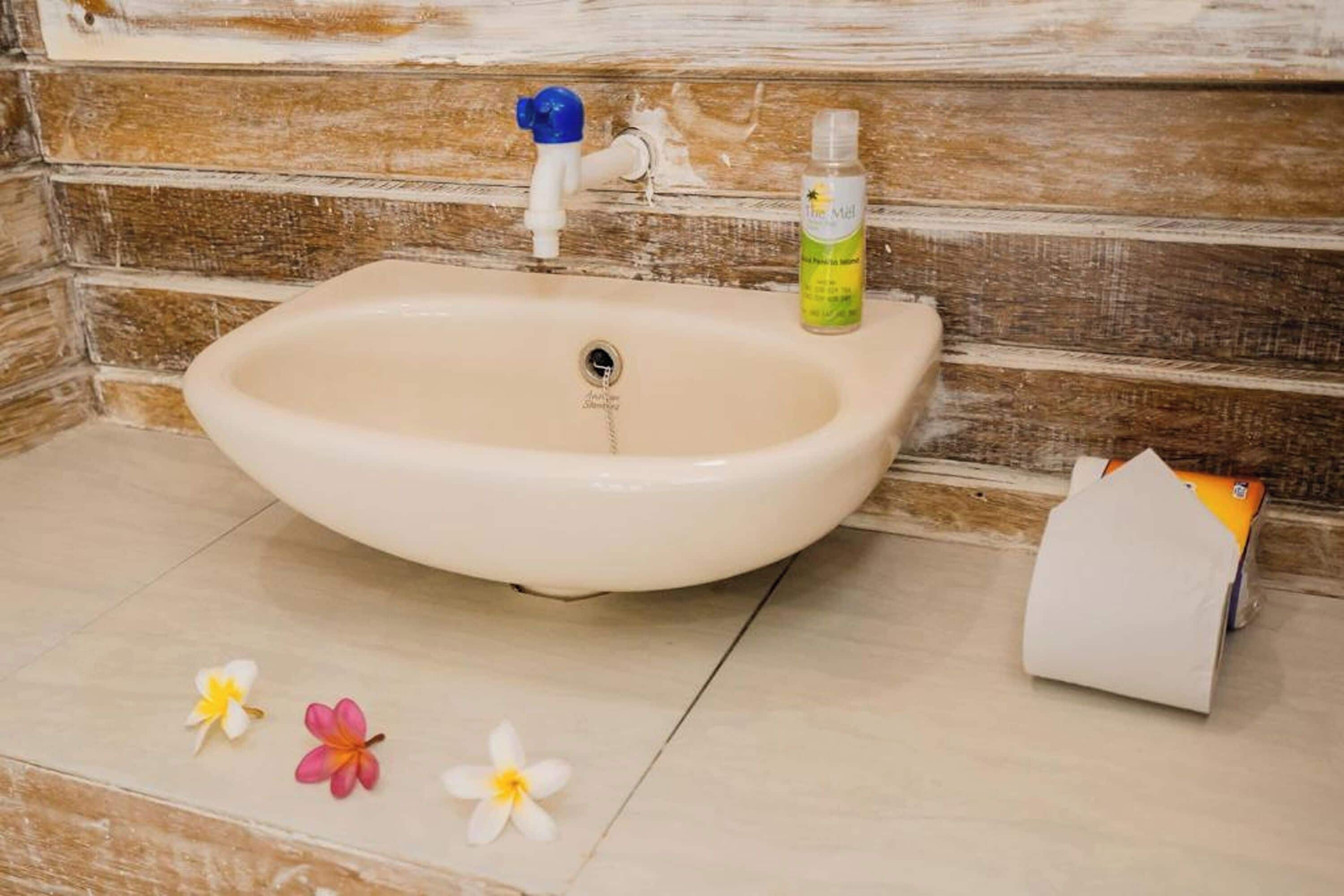 淋浴设施、大花洒淋浴喷头、免费洗浴用品、毛巾