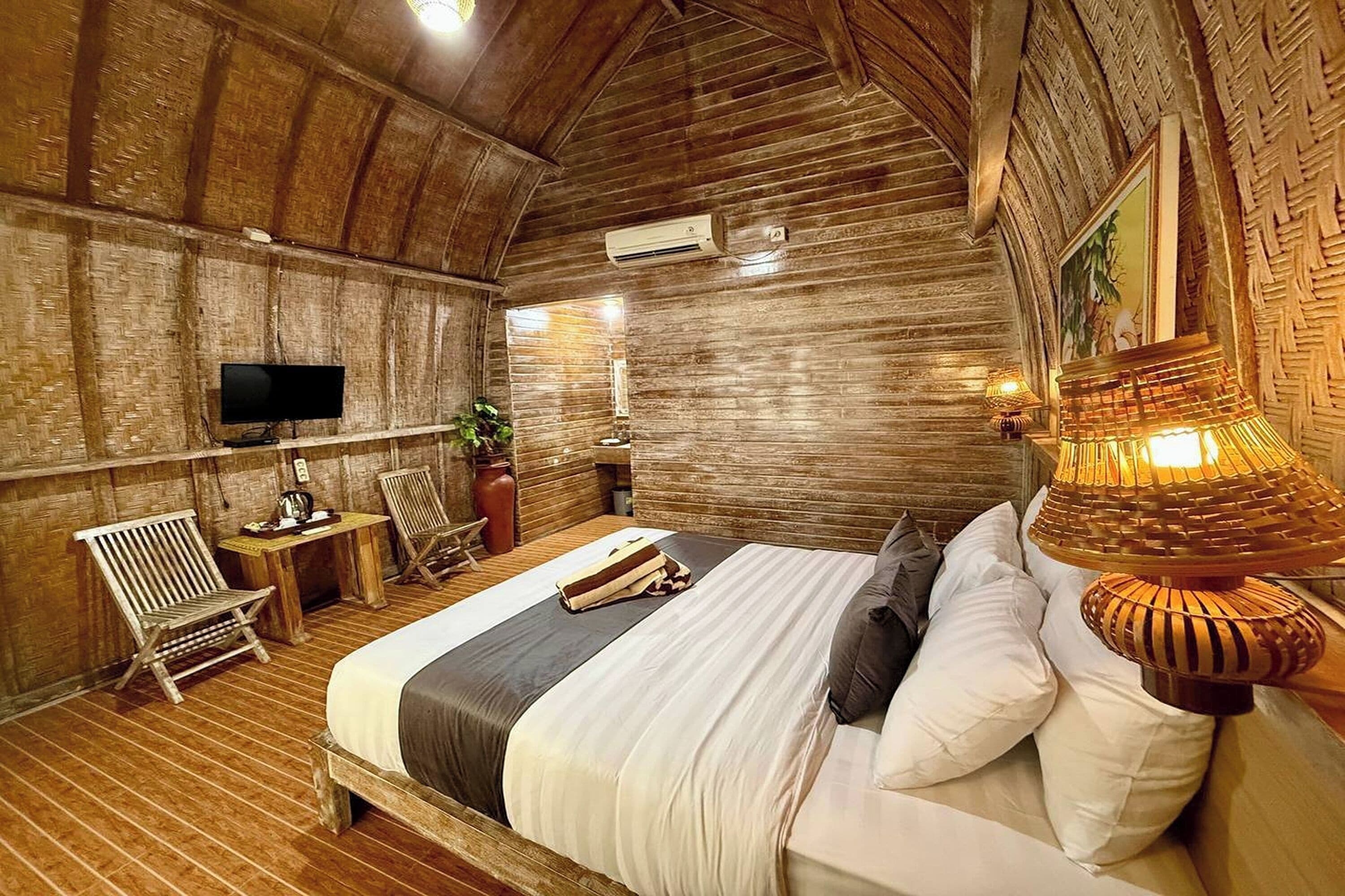 Desk, iron/ironing board, free WiFi, bed sheets