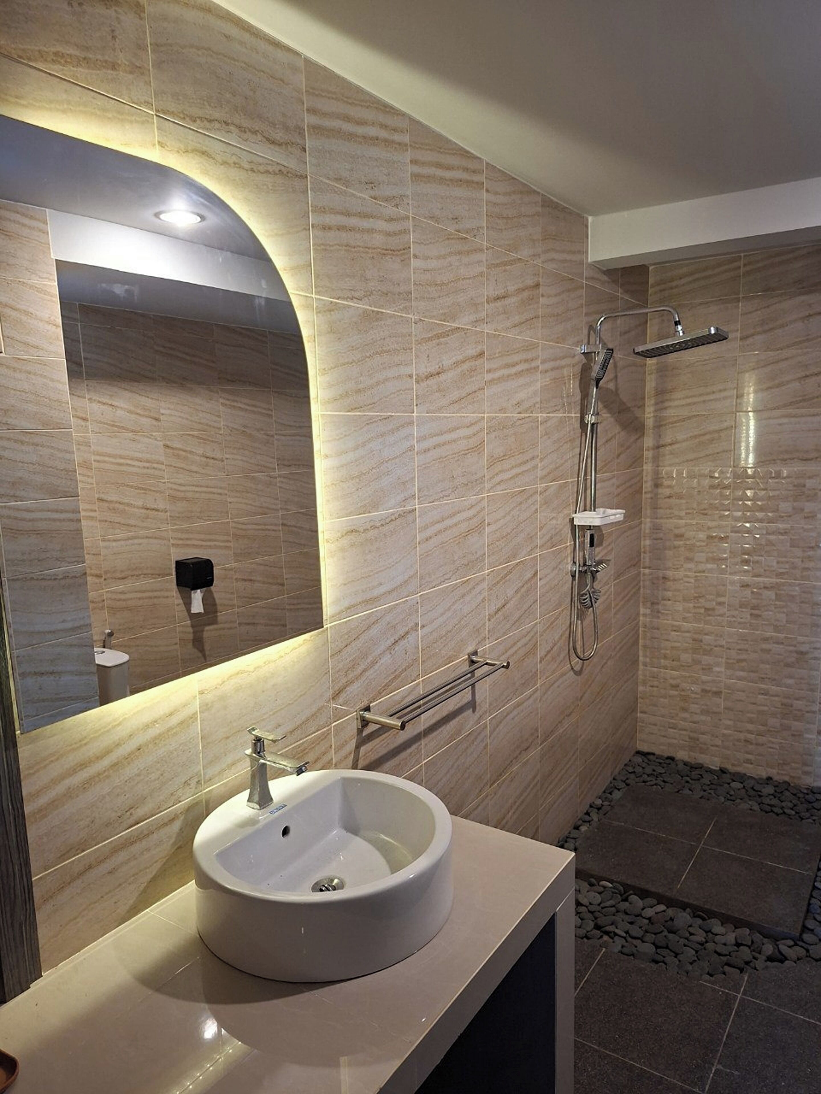 Bagus Room | Bathroom | Shower, free toiletries, towels