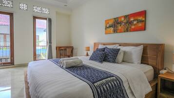 Villa, 2 Bedrooms | Meja, Wi-fi percuma, cadar katil