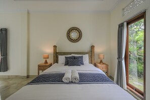 Escritorio, wifi gratis y ropa de cama 