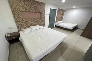 Family Room | Minibar, in-room safe, desk, blackout curtains