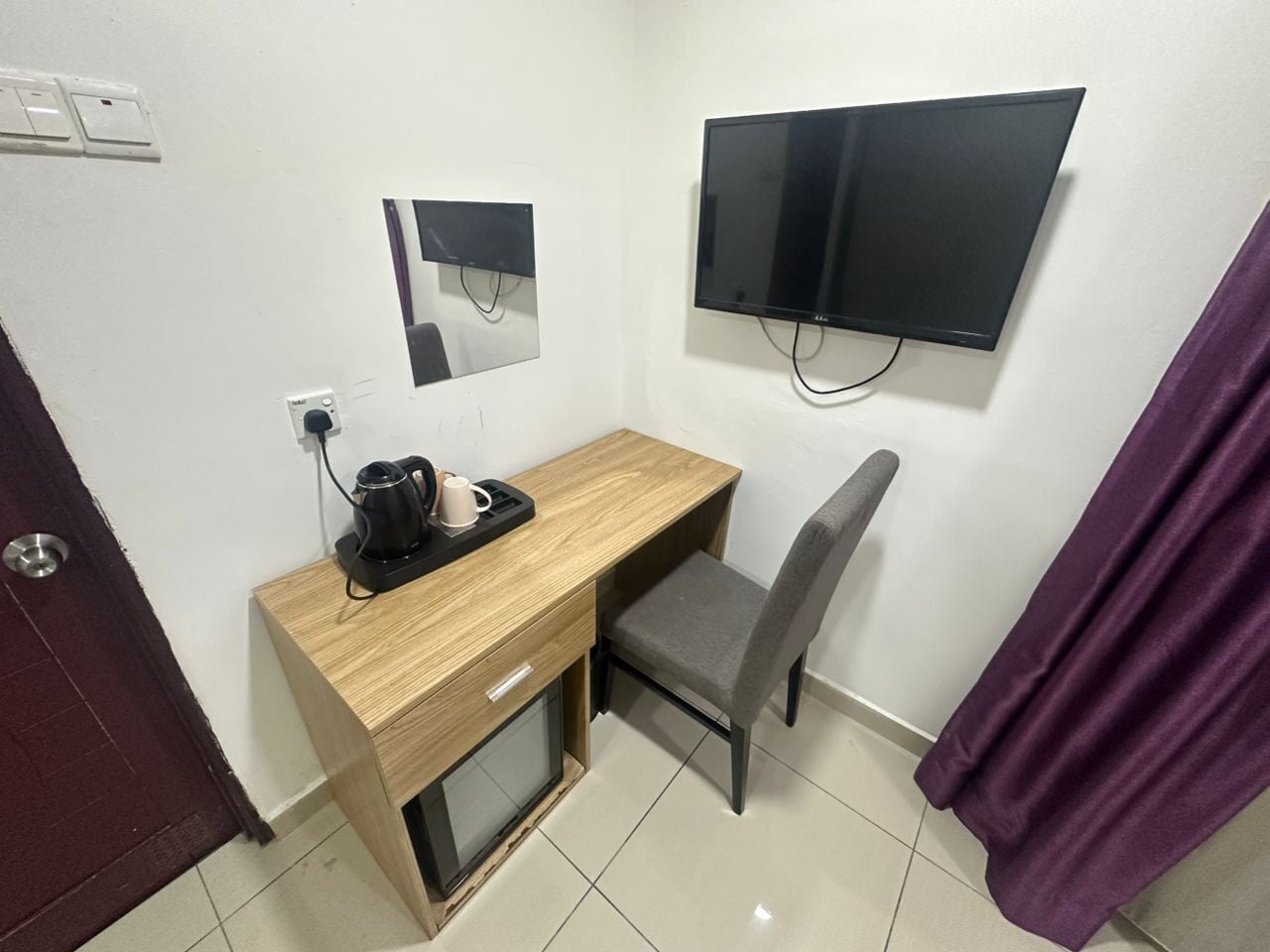 Minibar, coffres-forts dans les chambres, bureau, rideaux occultants