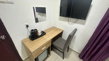 Minibar, coffres-forts dans les chambres, bureau, rideaux occultants