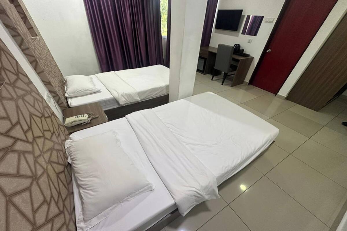 Minibar, coffres-forts dans les chambres, bureau, rideaux occultants