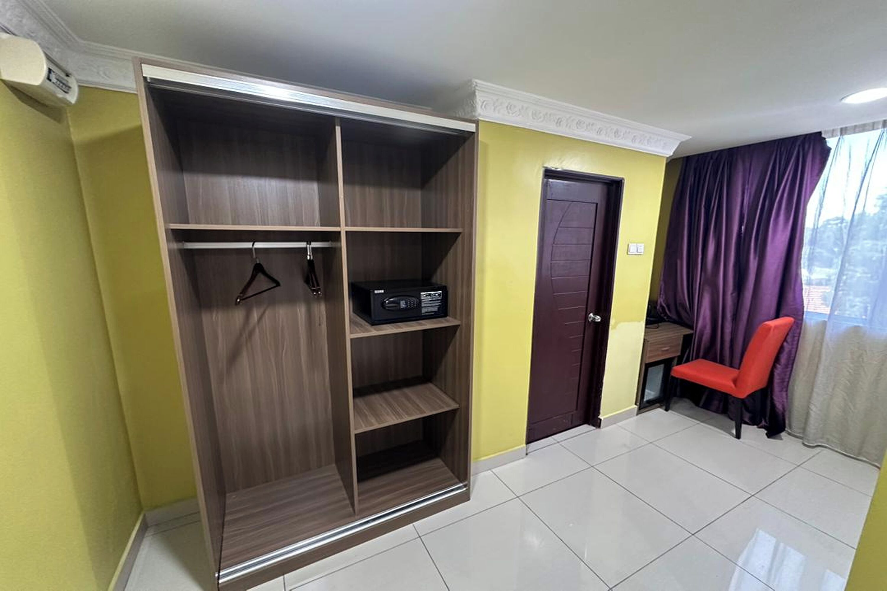 Family Room | Minibar, in-room safe, desk, blackout drapes