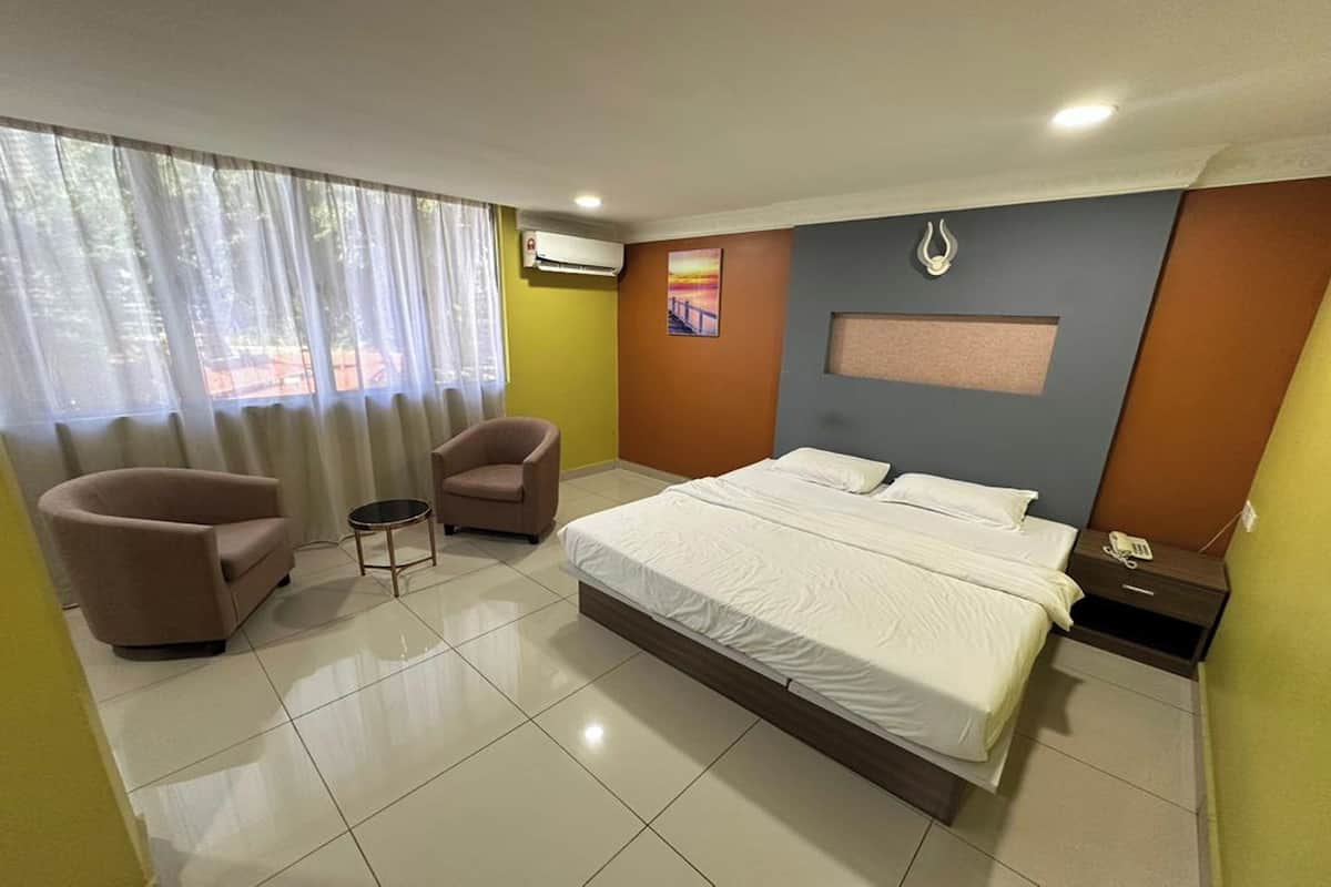 Chambre Familiale | Minibar, coffres-forts dans les chambres, bureau, rideaux occultants