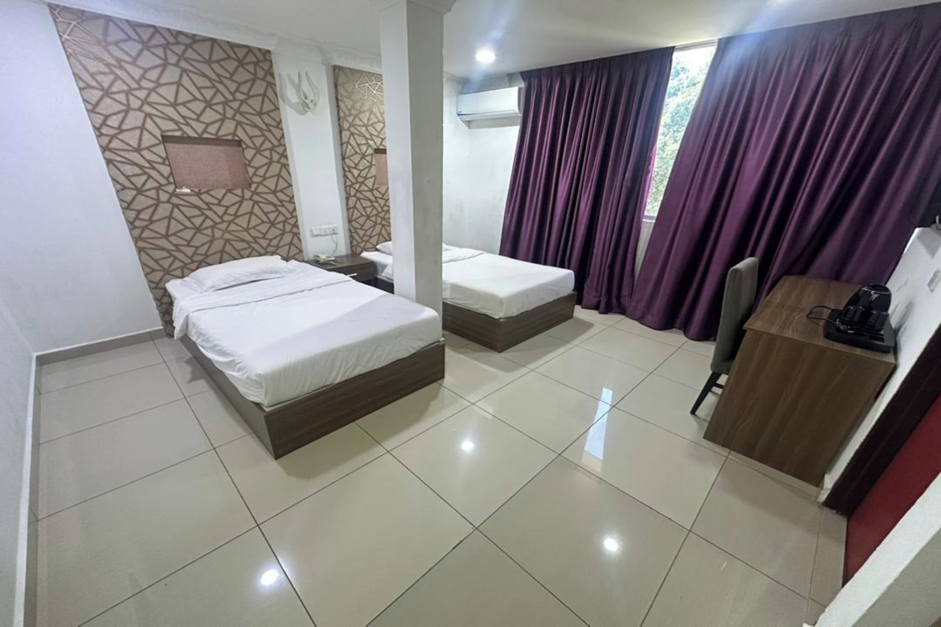 Minibar, Zimmersafe, Schreibtisch, Verdunkelungsvorhänge