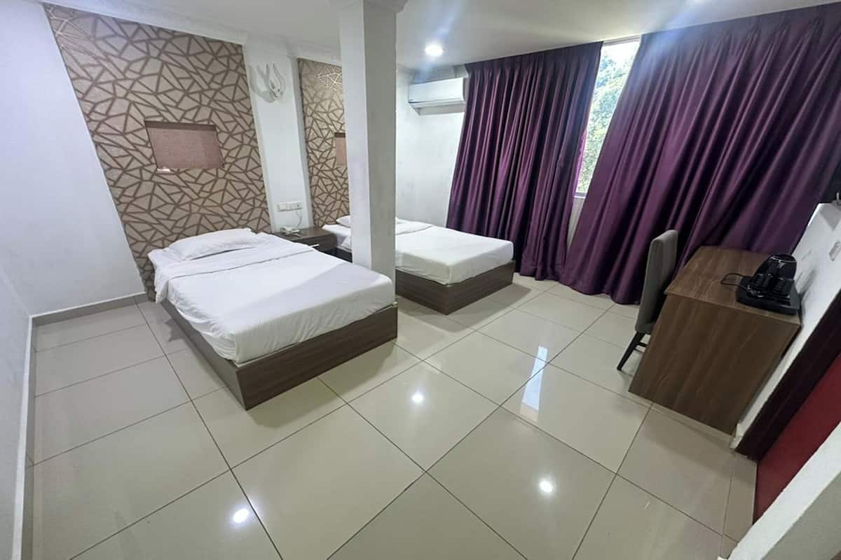 Minibar, coffres-forts dans les chambres, bureau, rideaux occultants