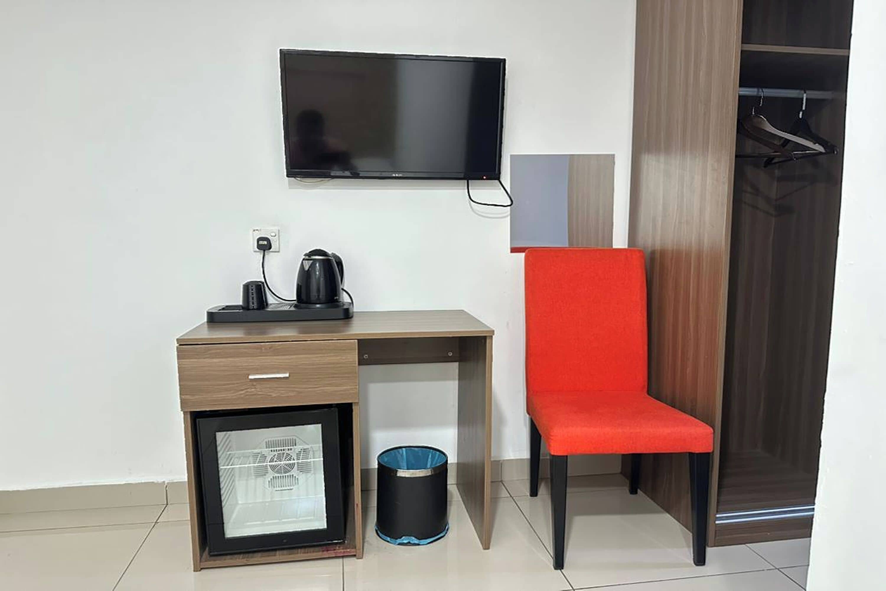 Minibar, Zimmersafe, Schreibtisch, Verdunkelungsvorhänge