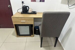 Rom – deluxe, 1 kingsize-seng | Minibar, safe på rommet, skrivebord og blendingsgardiner