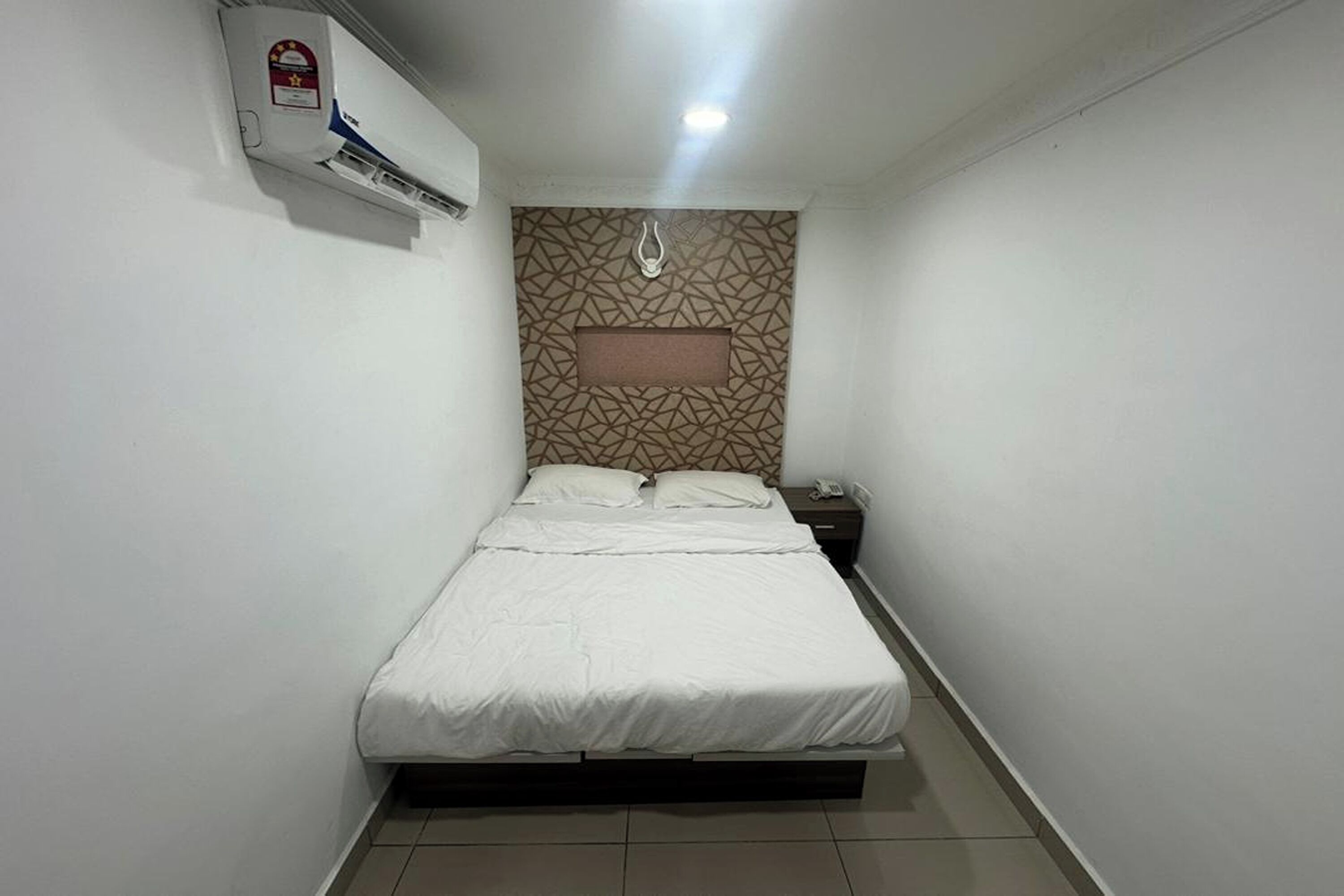 Minibar, Zimmersafe, Schreibtisch, Verdunkelungsvorhänge