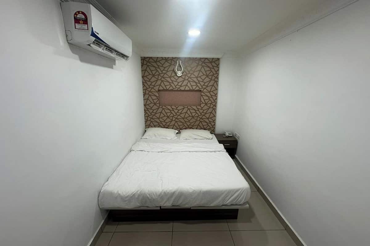 Minibar, coffres-forts dans les chambres, bureau, rideaux occultants