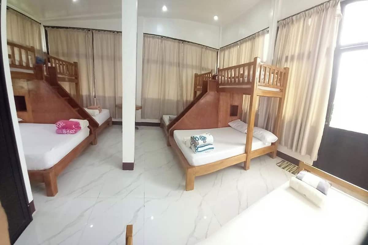 Quarto família, sacada | Escrivaninha, Wi-Fi de cortesia, roupa de cama