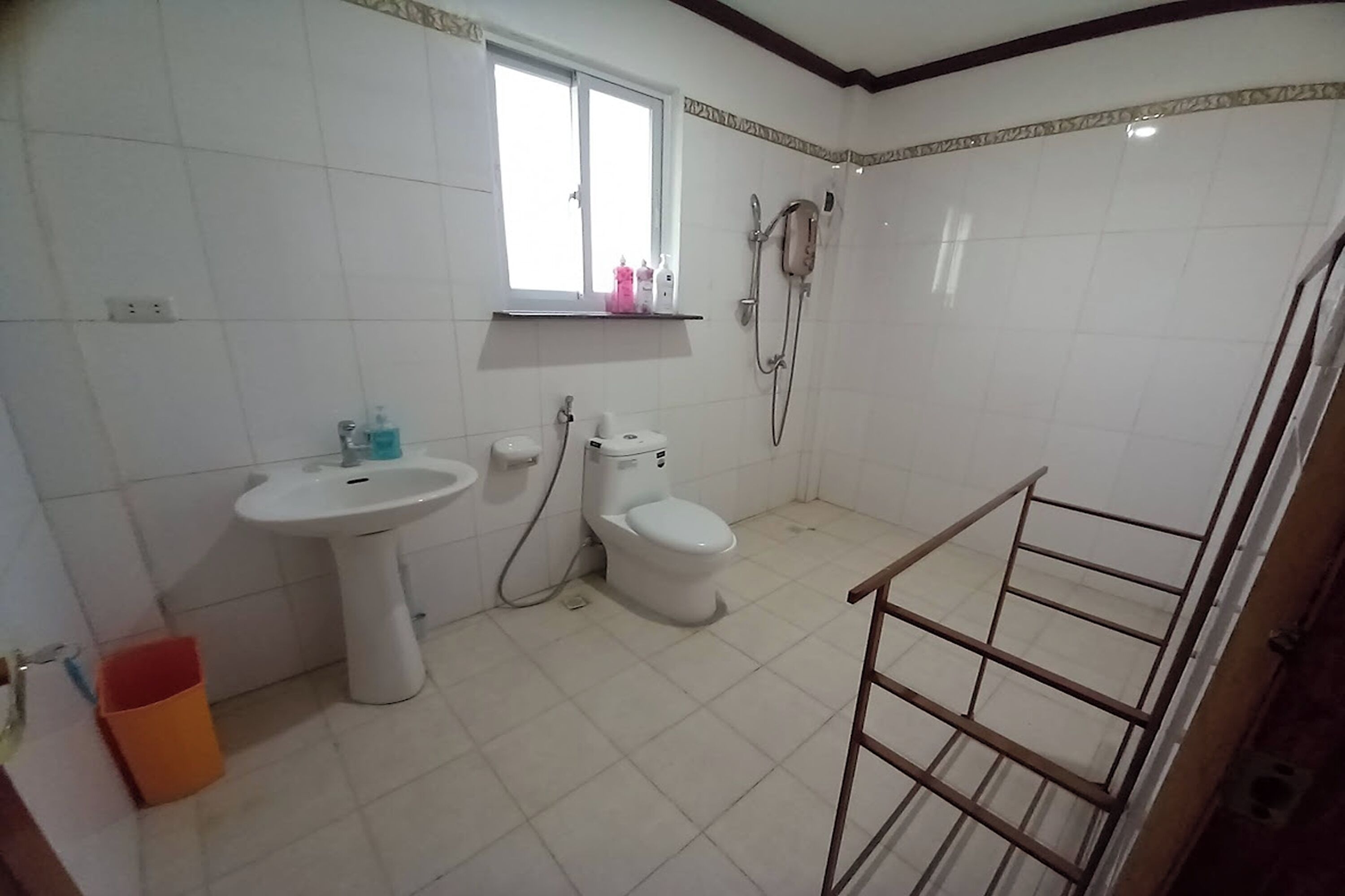Une salle de bain avec un lavabo, des toilettes et une douche.