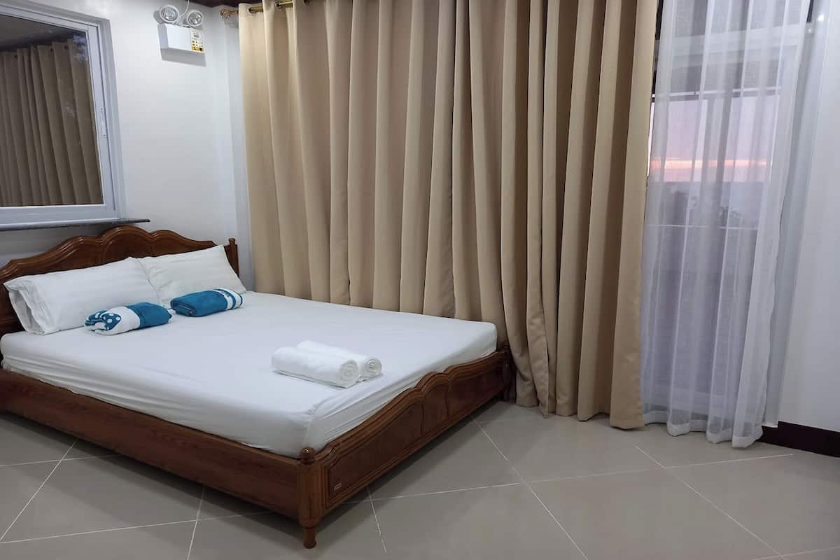 Quarto casal luxo, sacada, vista para o mar | Escrivaninha, Wi-Fi de cortesia, roupa de cama