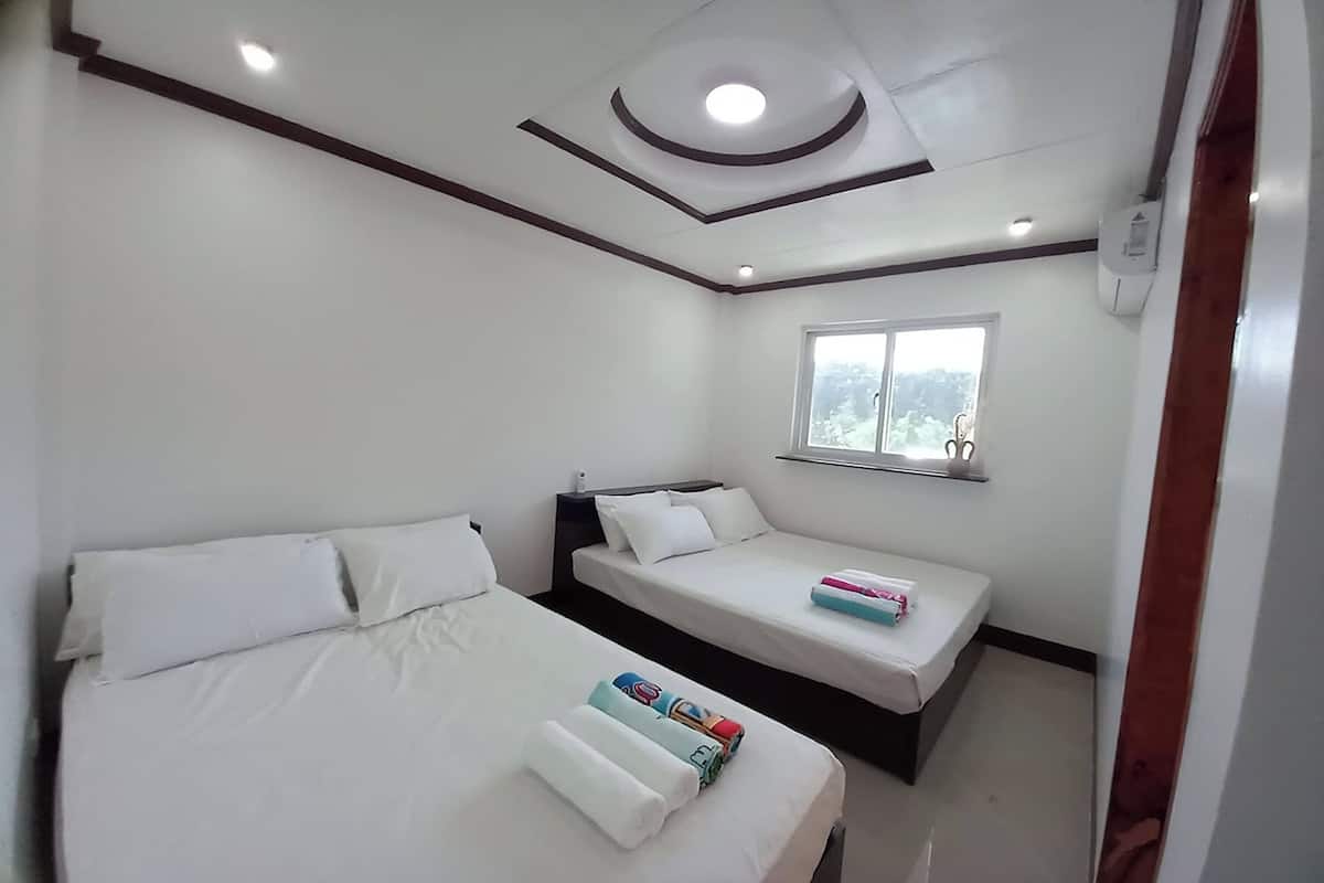 Quarto casal, 2 camas Queen | Escrivaninha, Wi-Fi de cortesia, roupa de cama