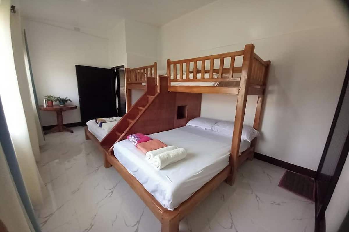 Quarto família | Escrivaninha, Wi-Fi de cortesia, roupa de cama