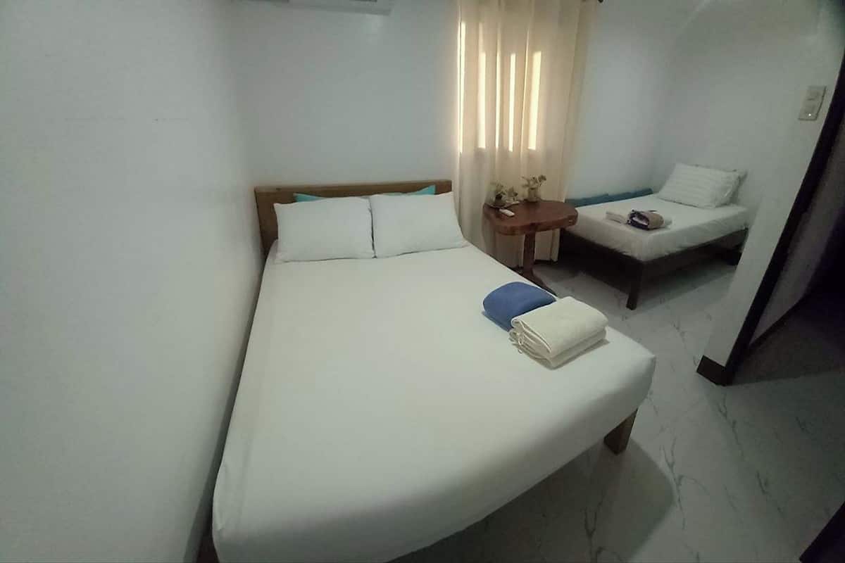 Quarto triplo | Escrivaninha, Wi-Fi de cortesia, roupa de cama