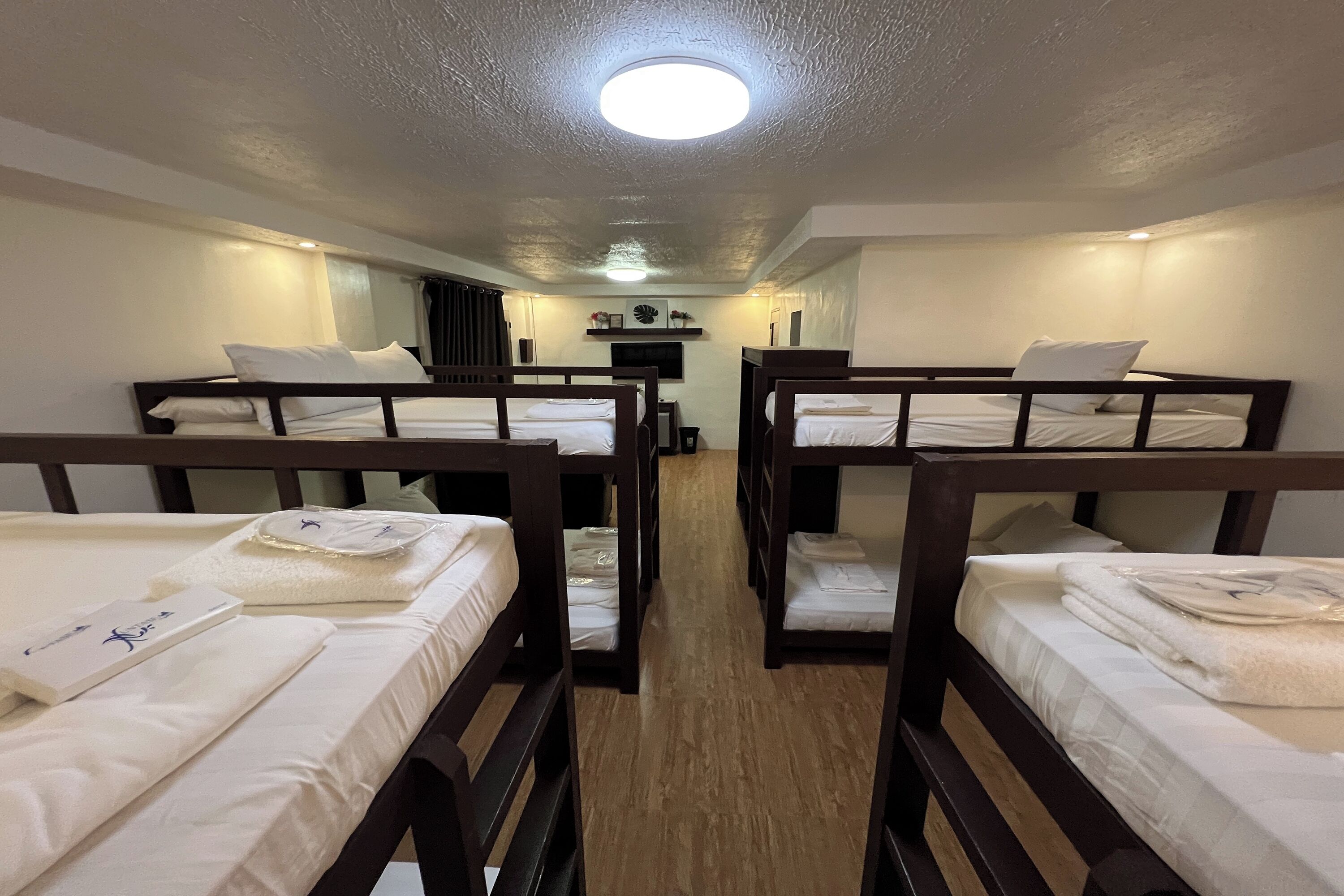 Escritorio, wifi gratis y ropa de cama 