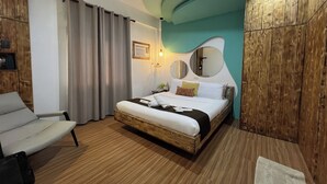 Un dormitorio moderno con una cama de madera, un sofá y un armario.