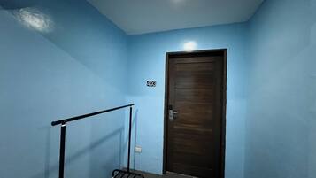 Felles sovesal | Oppholdsområde | En 32-tommers LCD-TV med Parabol-TV