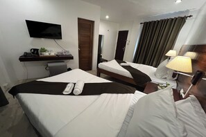 Habitación con 2 camas individuales | Escritorio, wifi gratis y ropa de cama 