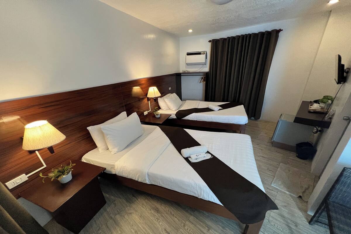 Habitación con 2 camas individuales | Escritorio, wifi gratis y ropa de cama