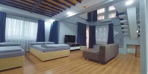 Familien-Loft | Schreibtisch, Zustellbetten, kostenloses WLAN, Bettwäsche