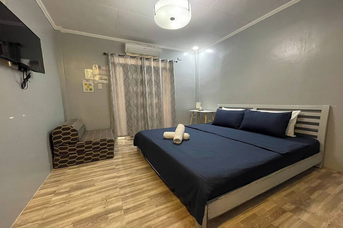 Standard Couple 1 | Desk, rollaway beds, free WiFi, bed sheets