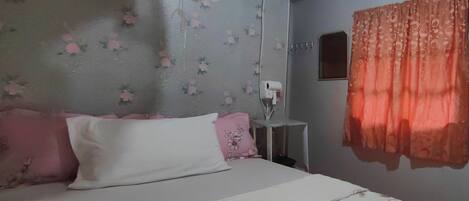 Habitación doble | Baño | Regadera, regadera tipo lluvia, amenidades de baño gratuitas