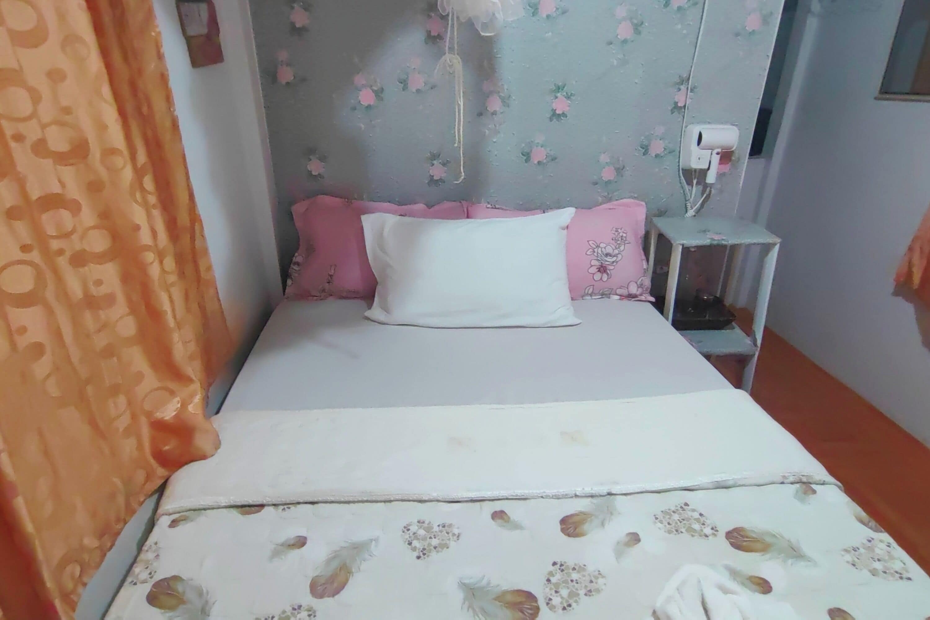 Desk, free WiFi, bed sheets