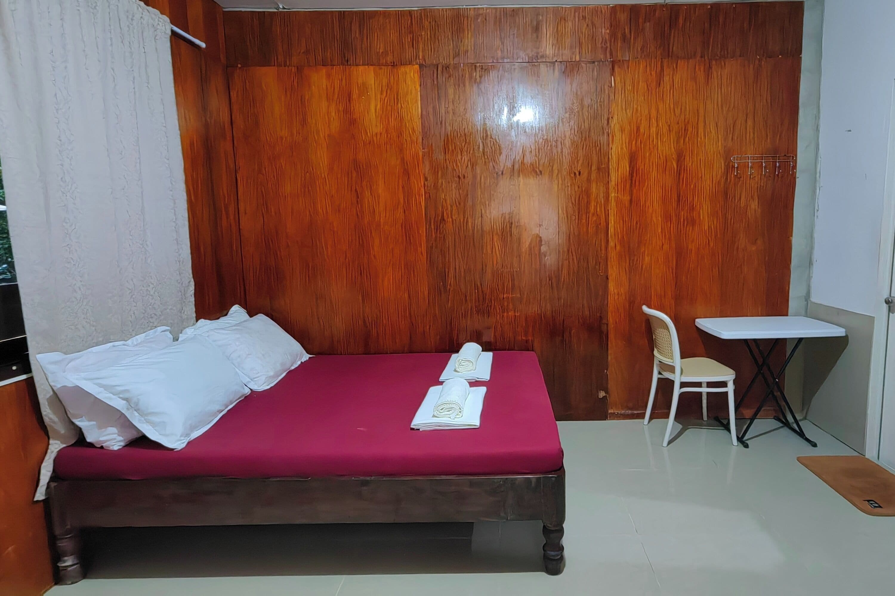 Desk, free WiFi, bed sheets