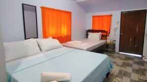 Habitación de hotel con dos camas, un armario, una mesita de noche y una puerta.